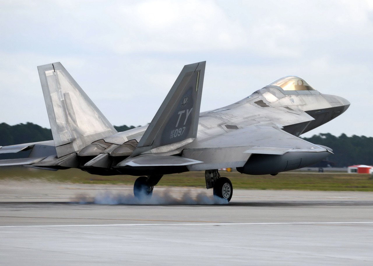 Estados Unidos envió 12 cazas polivalentes F-22 Raptor a Polonia Estados Unidos envió 12 cazas polivalentes F-22 Raptor a Polonia