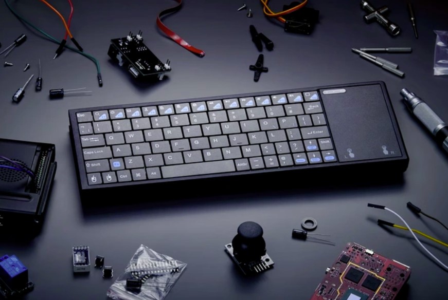 Abacus es un ordenador con teclado de cuatro núcleos preinstalado con soporte para Windows y Linux.