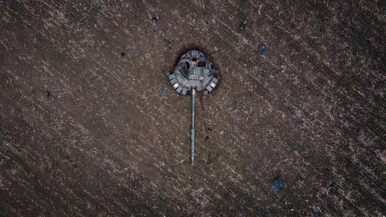 Estas fotos del tanque de un ocupante destrozado están circulando en las redes sociales, parecen obras de arte fotográfico. Estas fotos del tanque de un ocupante destrozado están circulando en las redes sociales, parecen obras de arte fotográfico.