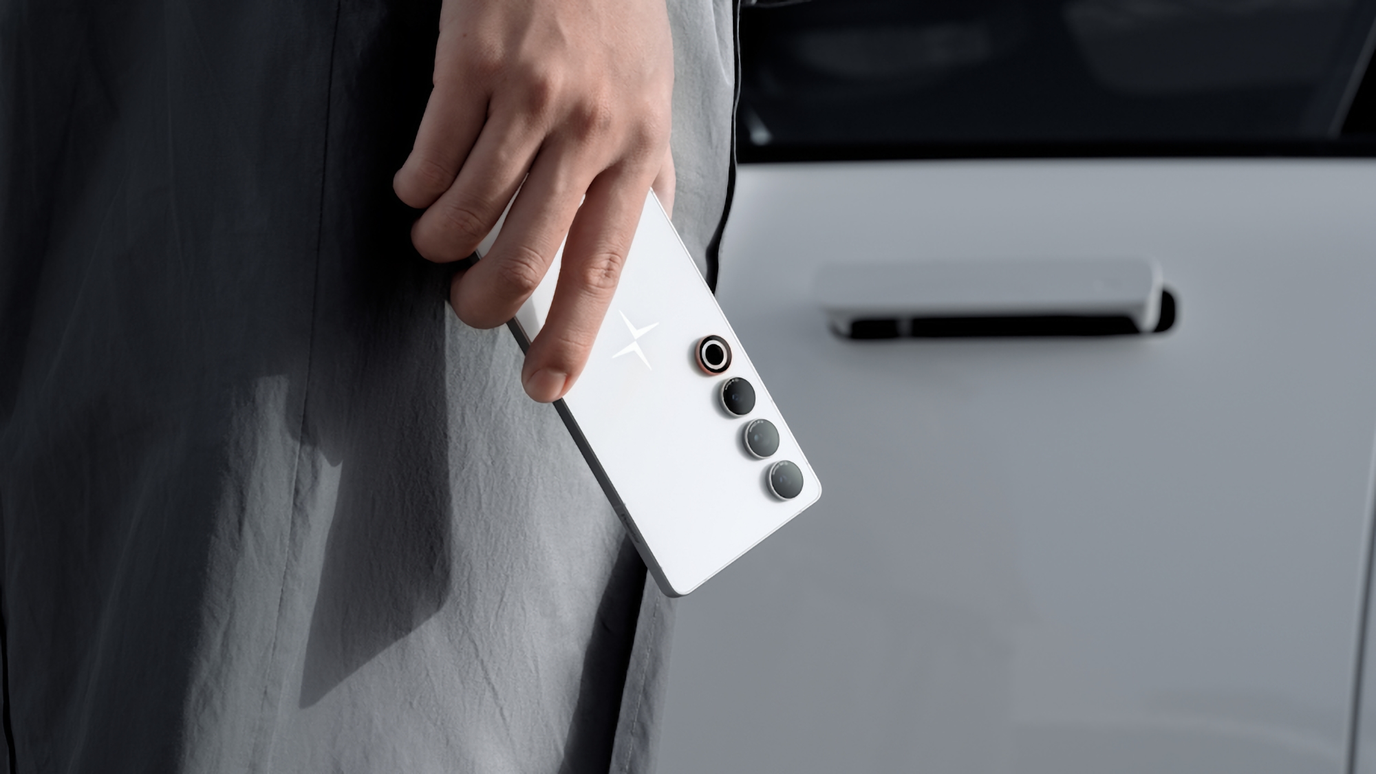 Teléfono Polestar: Pantalla OLED LTPO de 6,79 pulgadas, chip Snapdragon 8 Gen 3, 1 TB de almacenamiento, protección IP68 e integración con el coche eléctrico Polestar 4. Teléfono Polestar: Pantalla OLED LTPO de 6,79 pulgadas, chip Snapdragon 8 Gen 3, 1 TB de almacenamiento, protección IP68 e integración con el coche eléctrico Polestar 4.