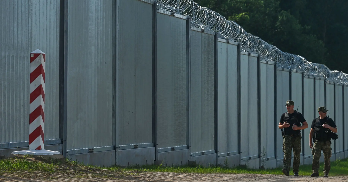 Foso antitanque, alambre de espino y trincheras: Polonia muestra la línea de defensa Escudo del Este en la frontera con Rusia y Bielorrusia Foso antitanque, alambre de espino y trincheras: Polonia muestra la línea de defensa Escudo del Este en la frontera con Rusia y Bielorrusia
