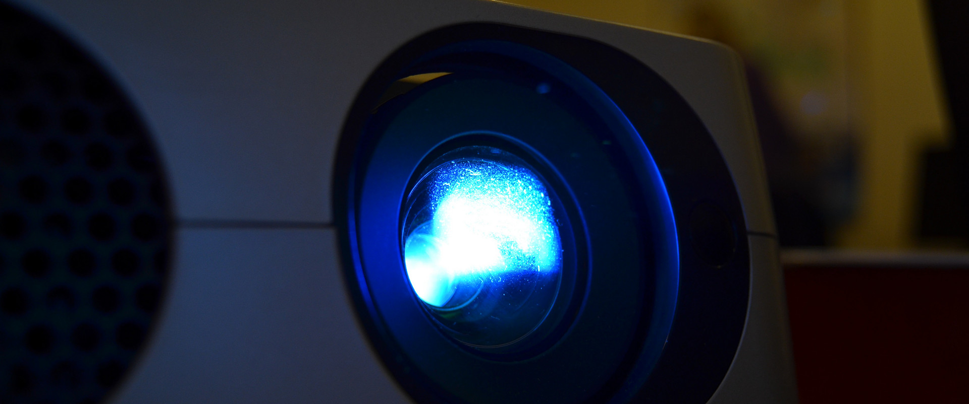 Limpieza de Videoproyectores: Cómo limpiar la carcasa, la lente y el filtro Limpieza de Videoproyectores: Cómo limpiar la carcasa, la lente y el filtro