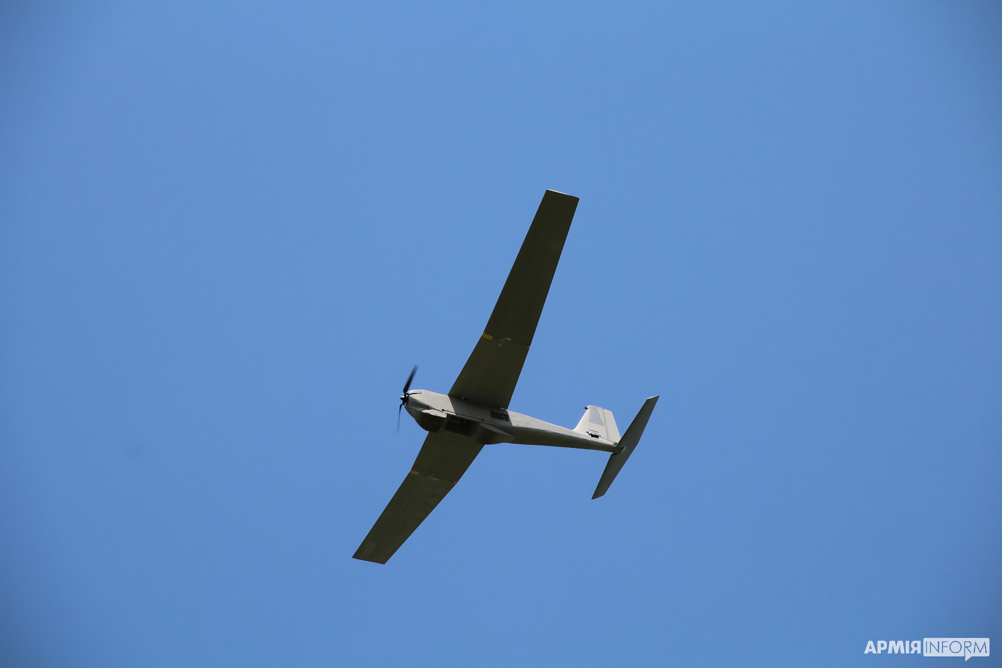 El reconocimiento aéreo de las Fuerzas Armadas de Ucrania utiliza vehículos aéreos no tripulados RQ-20 Puma estadounidenses con una cámara de visión nocturna. Uno de esos complejos cuesta $ 250,000