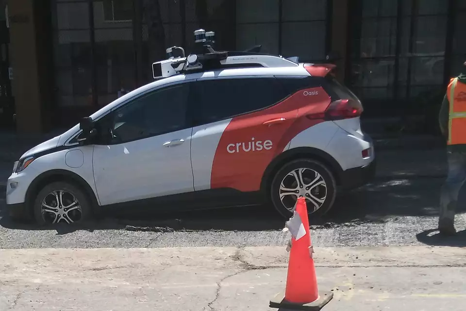 El taxi no tripulado de Cruise se queda atascado en cemento mojado en San Francisco El taxi no tripulado de Cruise se queda atascado en cemento mojado en San Francisco