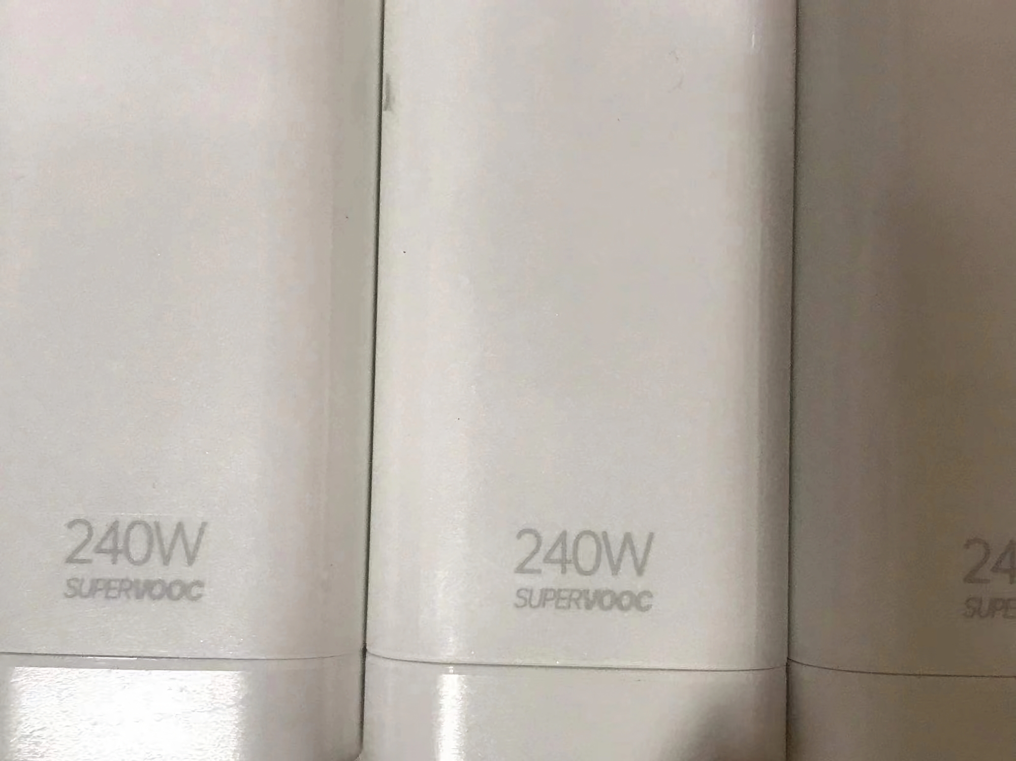 Insider publicó fotos del cargador de 240W: será el primero en llegar realme GT Neo 5