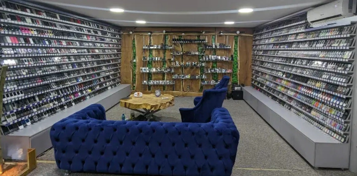 Récord del Libro Guinness: Un rumano acumula una colección de 3456 teléfonos móviles Récord del Libro Guinness: Un rumano acumula una colección de 3456 teléfonos móviles