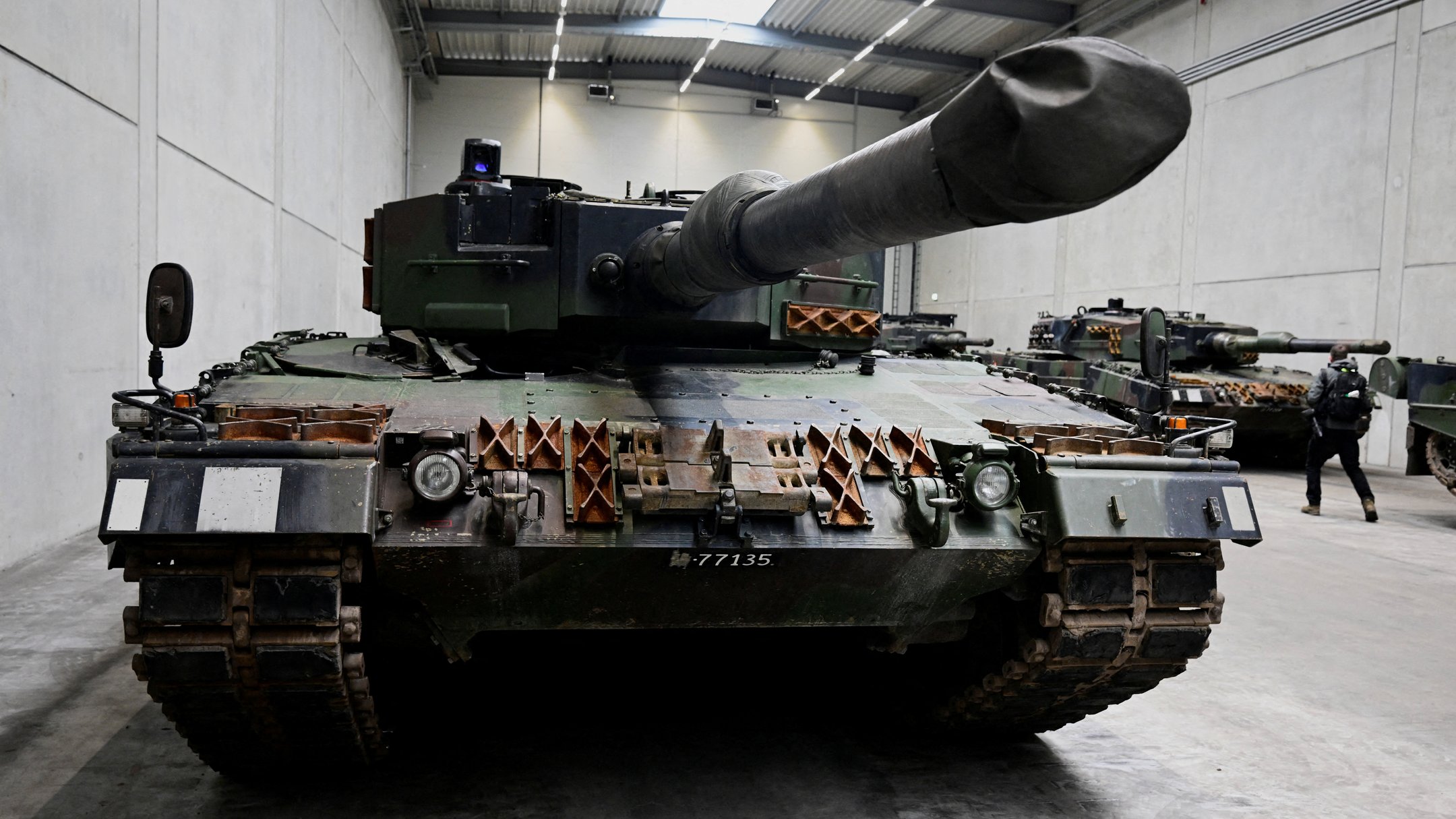 La producción de tanques Leopard 2 atrae la atención de Olaf Scholz El Canciller Scholz observa la producción: Leopard 2 en foco