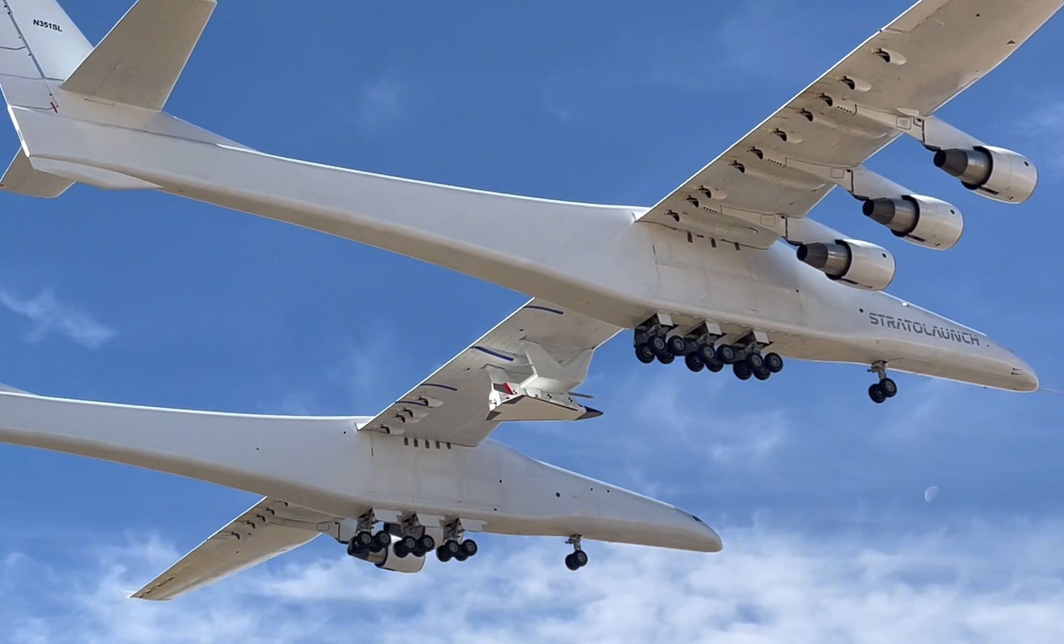 El avión Stratolaunch Roc más grande del mundo ha realizado su vuelo inaugural con un planeador hipersónico Talon-A cargado con combustible. El avión Stratolaunch Roc más grande del mundo ha realizado su vuelo inaugural con un planeador hipersónico Talon-A cargado con combustible.