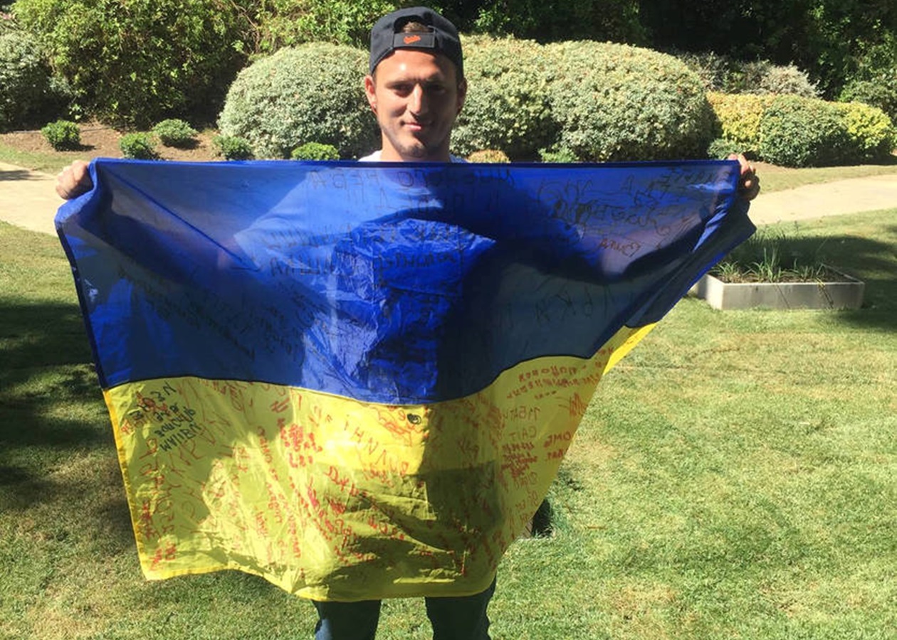 El futbolista Roman Zozulya inauguró en España un campo de entrenamiento de "fútbol" para Ucrania El futbolista Roman Zozulya inauguró en España un campo de entrenamiento de "fútbol" para Ucrania