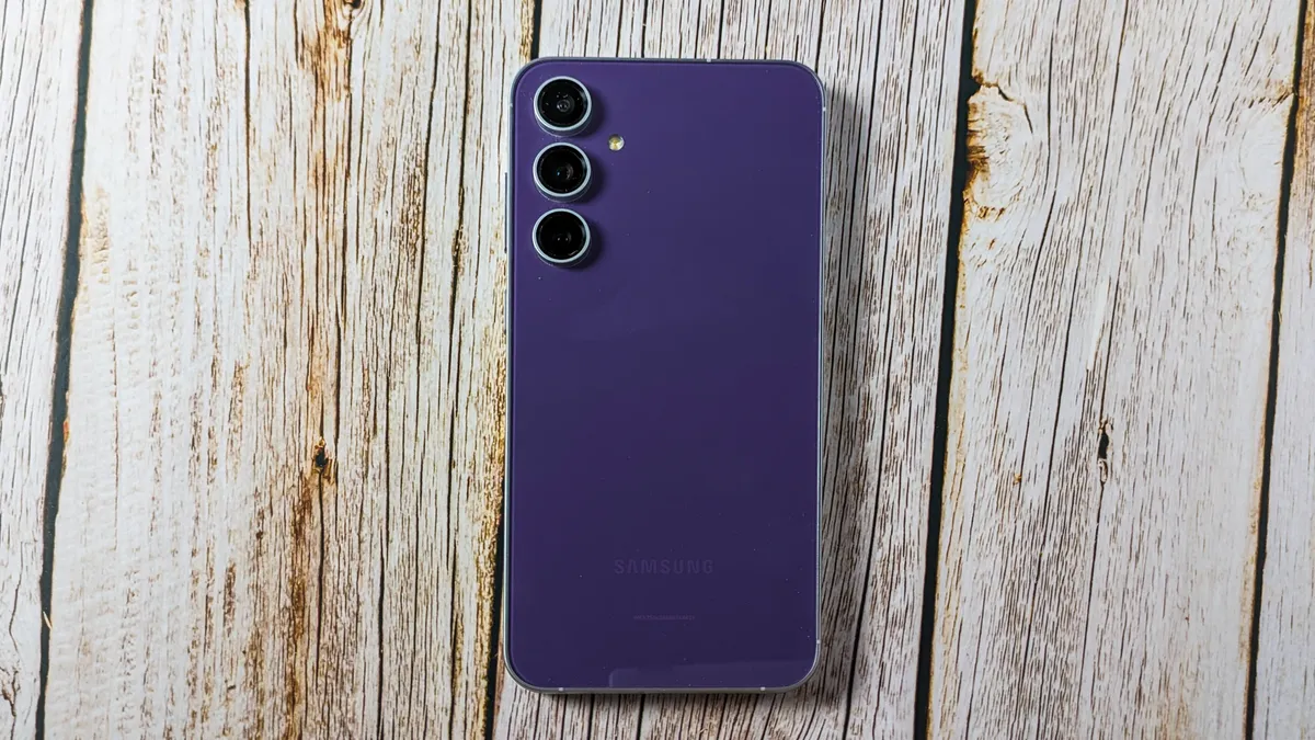 Los Samsung Galaxy S23 FE europeos han empezado a recibir una nueva actualización de seguridad Los Samsung Galaxy S23 FE europeos han empezado a recibir una nueva actualización de seguridad