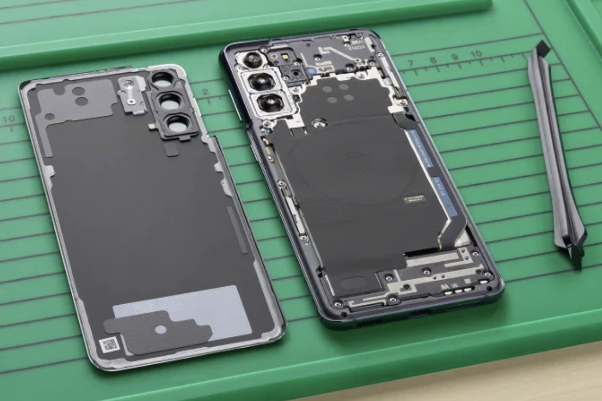 Repara tu dispositivo Galaxy tú mismo con las piezas de repuesto de Samsung e iFixit.