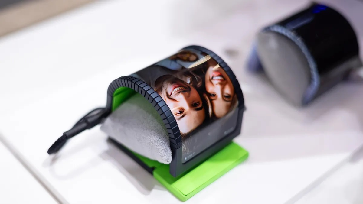 Samsung presenta un smartphone flexible para llevar en la muñeca Samsung presenta un smartphone flexible para llevar en la muñeca