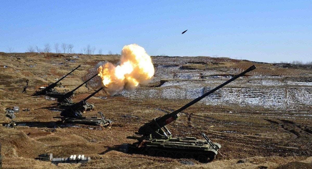 Sistemas coreanos de artillería autopropulsada de largo alcance M1989 Koksan avistados en Rusia