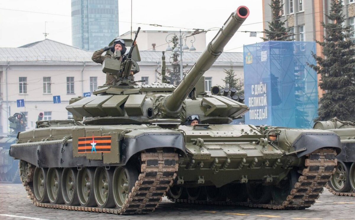 Las fuerzas de defensa ucranianas se han hecho con el último tanque modernizado T-72B3 ruso del modelo 2022 por un coste de 3 millones de dólares. Las fuerzas de defensa ucranianas se han hecho con el último tanque modernizado T-72B3 ruso del modelo 2022 por un coste de 3 millones de dólares.