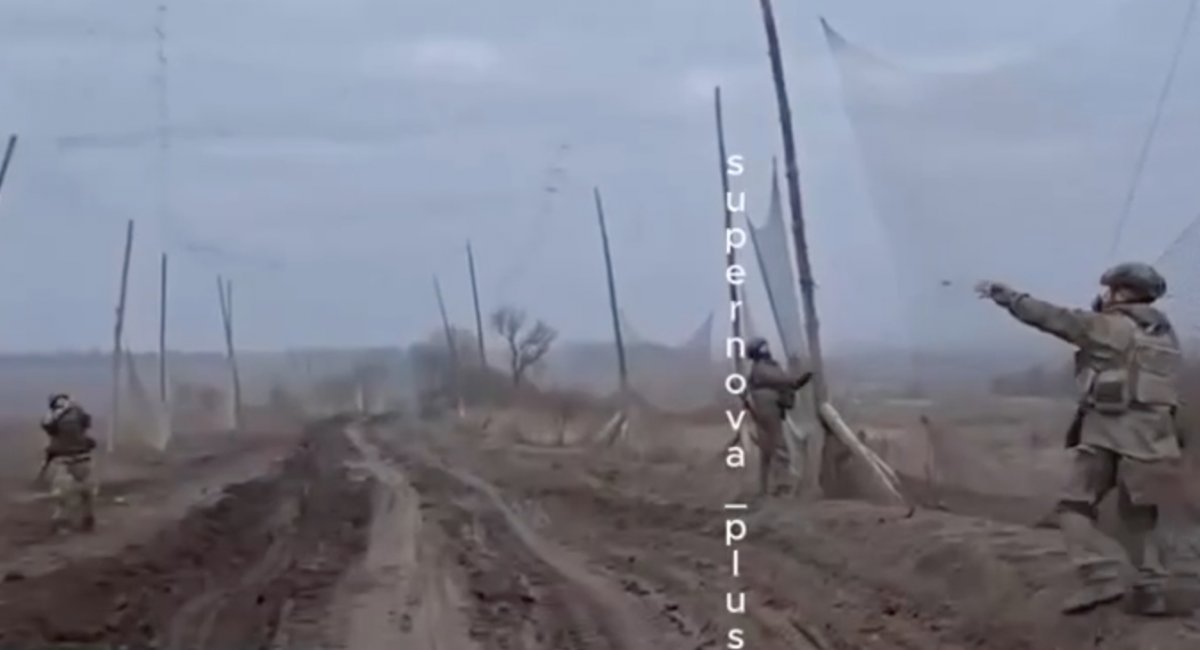 Protección o engaño: los ocupantes instalan redes de carreteras Los ocupantes ocupan un nuevo escondite: una red sobre la carretera