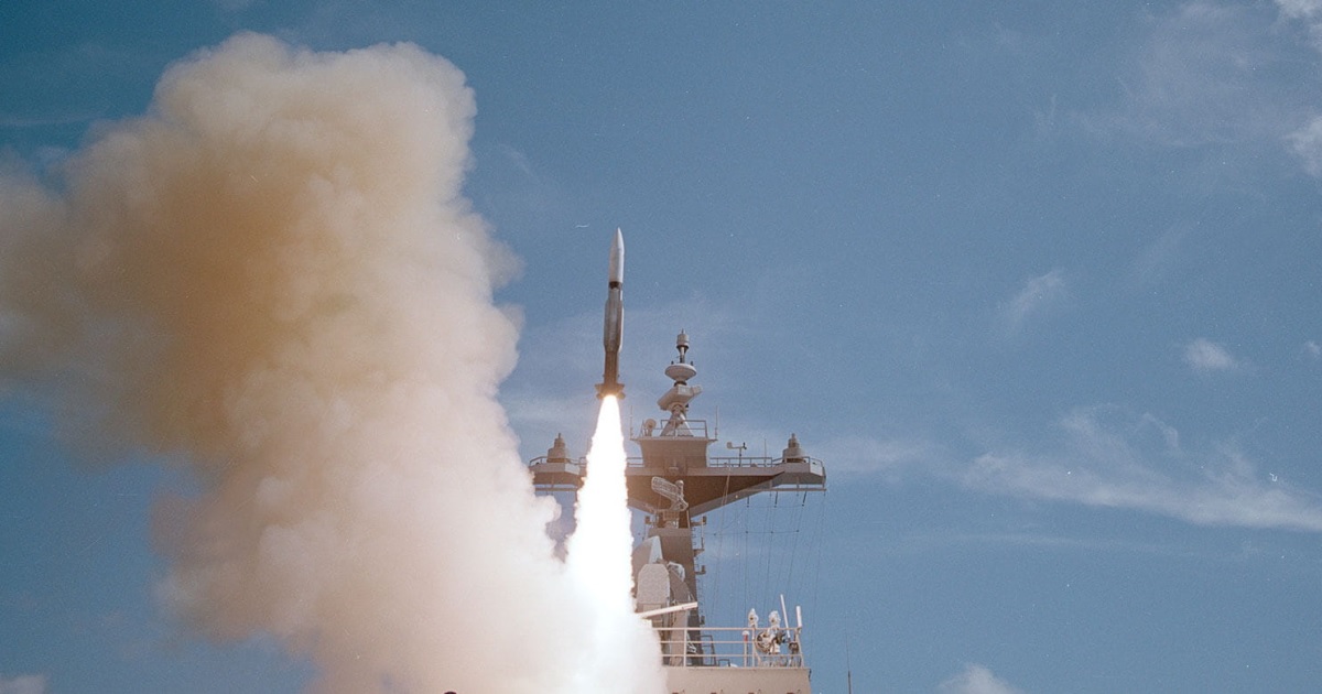 El destructor estadounidense USS Carney utilizó interceptores SM-2 para destruir tres misiles y ocho drones cerca de Yemen El destructor estadounidense USS Carney utilizó interceptores SM-2 para destruir tres misiles y ocho drones cerca de Yemen