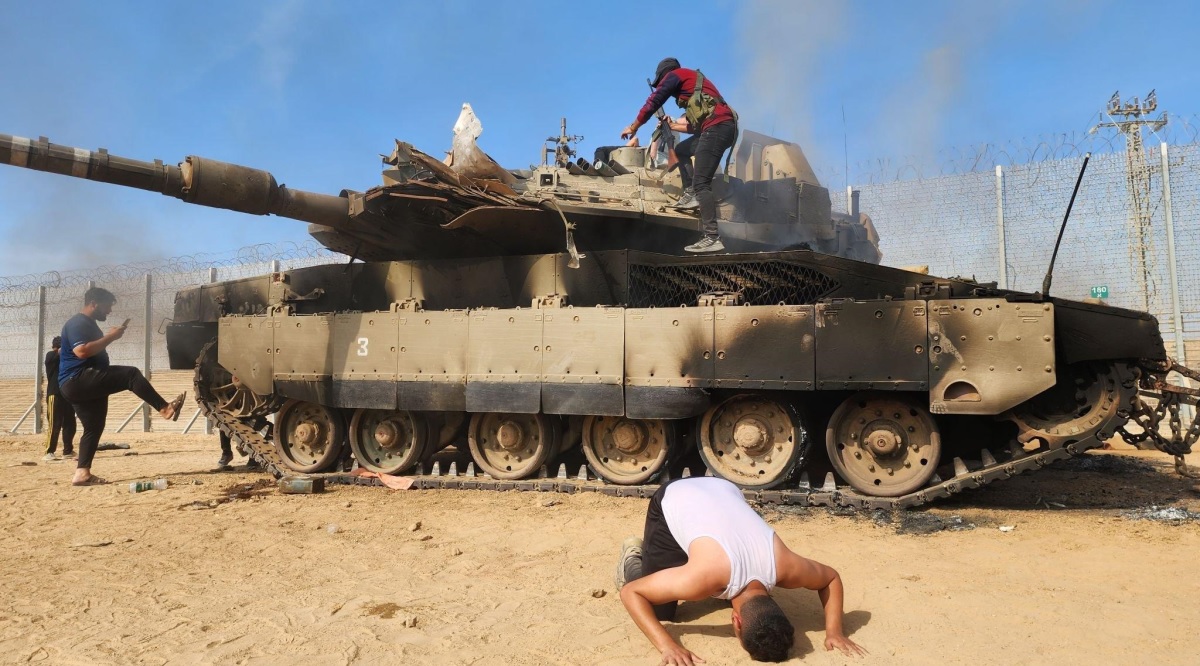 Los terroristas de Hamás destruyeron uno de los carros de combate Merkava IV más defendidos del mundo durante un ataque contra Israel. Los terroristas de Hamás destruyeron uno de los carros de combate Merkava IV más defendidos del mundo durante un ataque contra Israel.