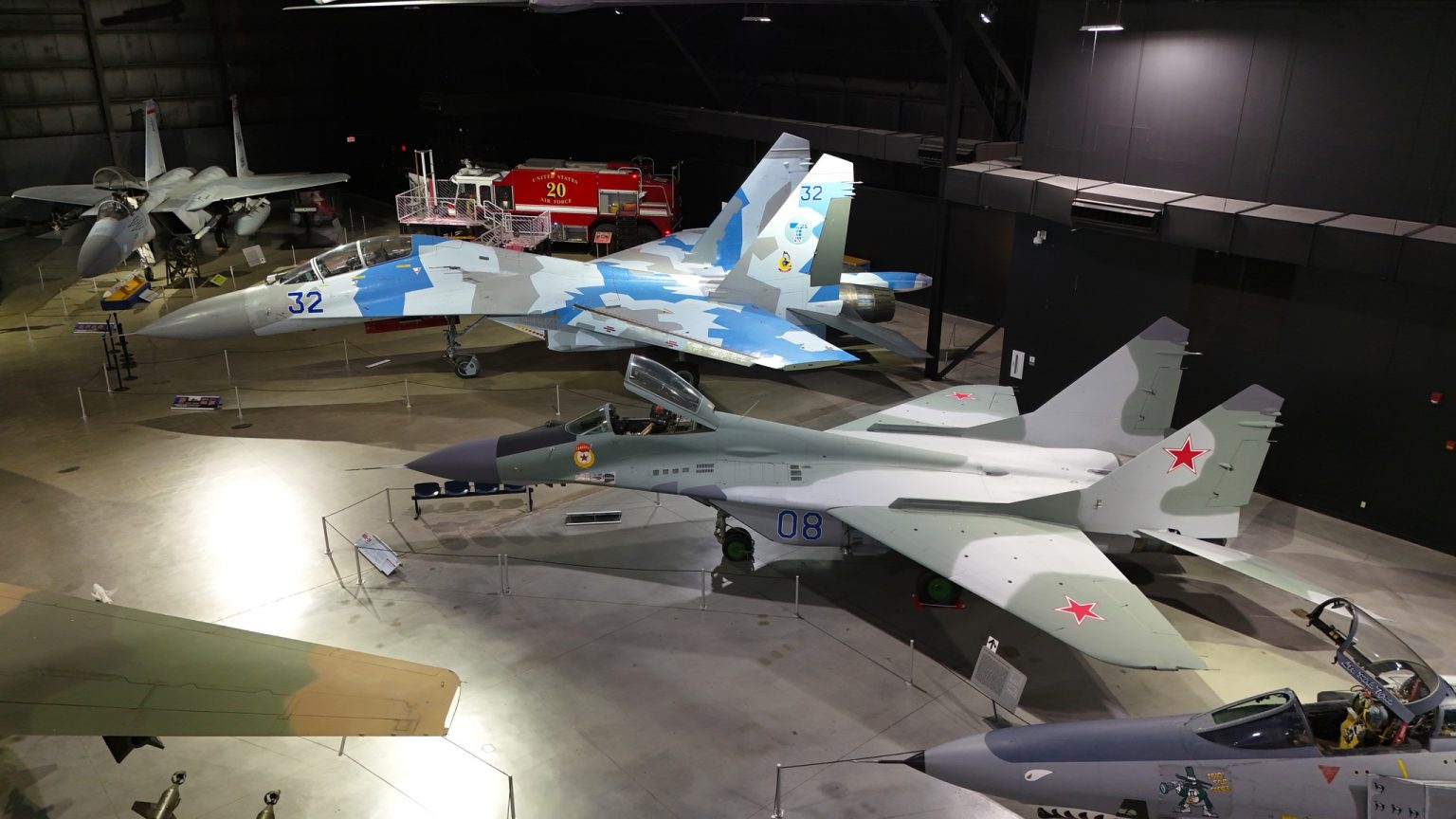 El avión Su-27UB, que anteriormente perteneció a Ucrania, se expone en el Museo Nacional de las Fuerzas Aéreas de EE.UU. El avión Su-27UB, que anteriormente perteneció a Ucrania, se expone en el Museo Nacional de las Fuerzas Aéreas de EE.UU.