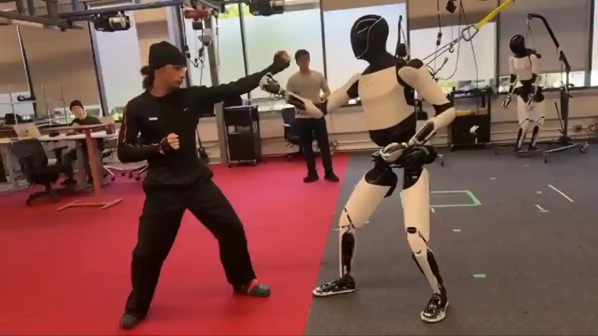 Una nueva etapa de desarrollo: ¿cómo se desempeña el robot Optimus en sparring? Optimus en acción: captura de pantalla del video de sparring del robot de Tesla