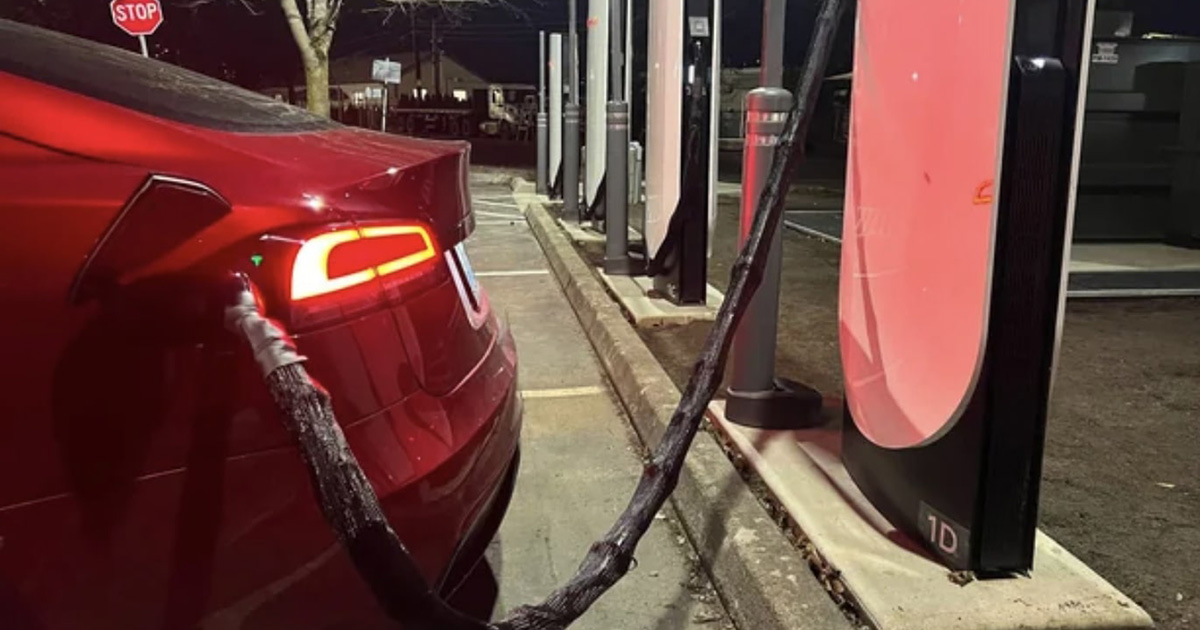 Defensa de la carga: Tesla presenta un Supercargador actualizado Supercargador de Tesla: nueva protección antivandálica para los cables