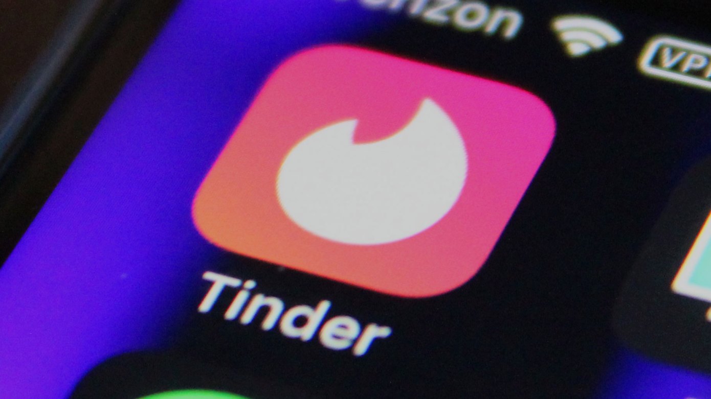 Tinder está probando una función de emparejamiento de fotos con IA para ayudar a los usuarios a crear perfiles de citas