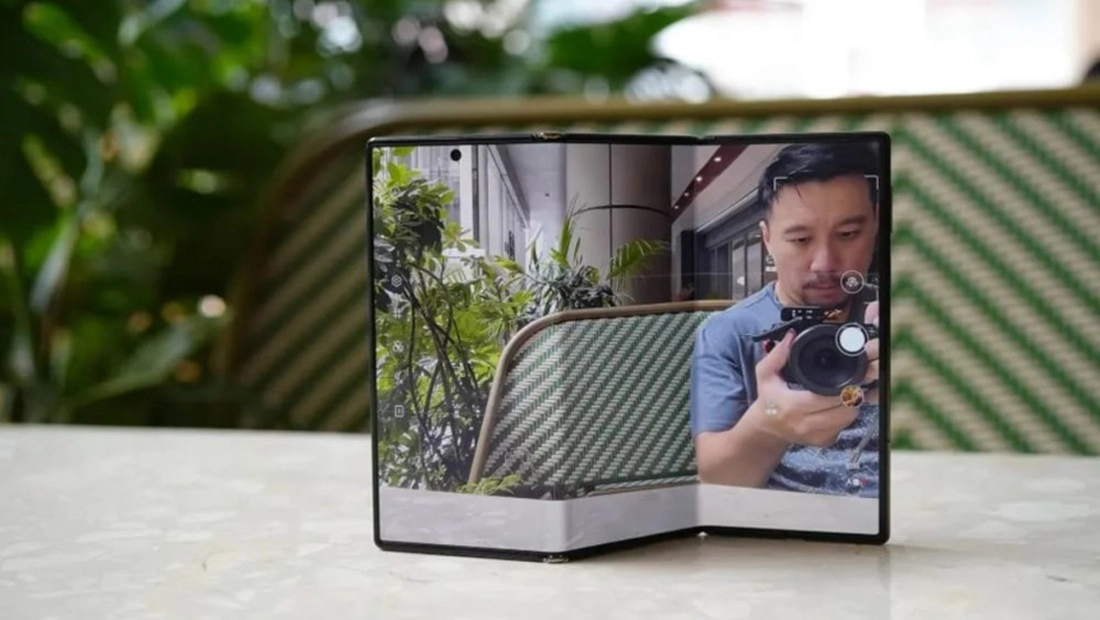 Trifold no oficial: concepto de un smartphone con triple pantalla