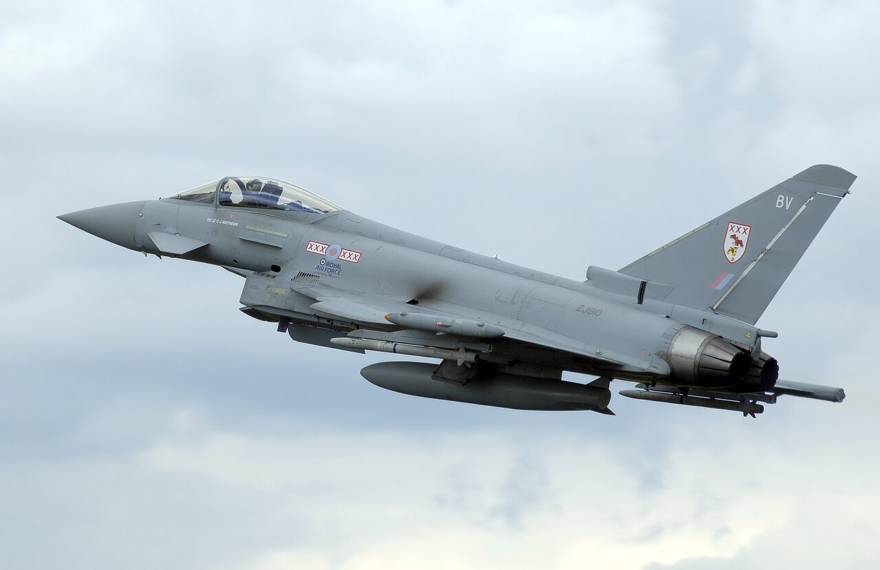 Espectáculo aéreo de Kemble: "Typhoon demuestra maravillas de habilidad técnica Impresionantes acrobacias del Typhoon británico en el Kemble Air Show