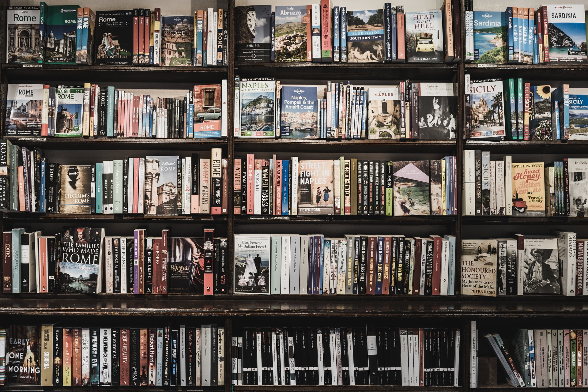 Francia intenta proteger su industria del libro frente a Amazon prohibiendo la entrega gratuita de libros Francia intenta proteger su industria del libro frente a Amazon prohibiendo la entrega gratuita de libros
