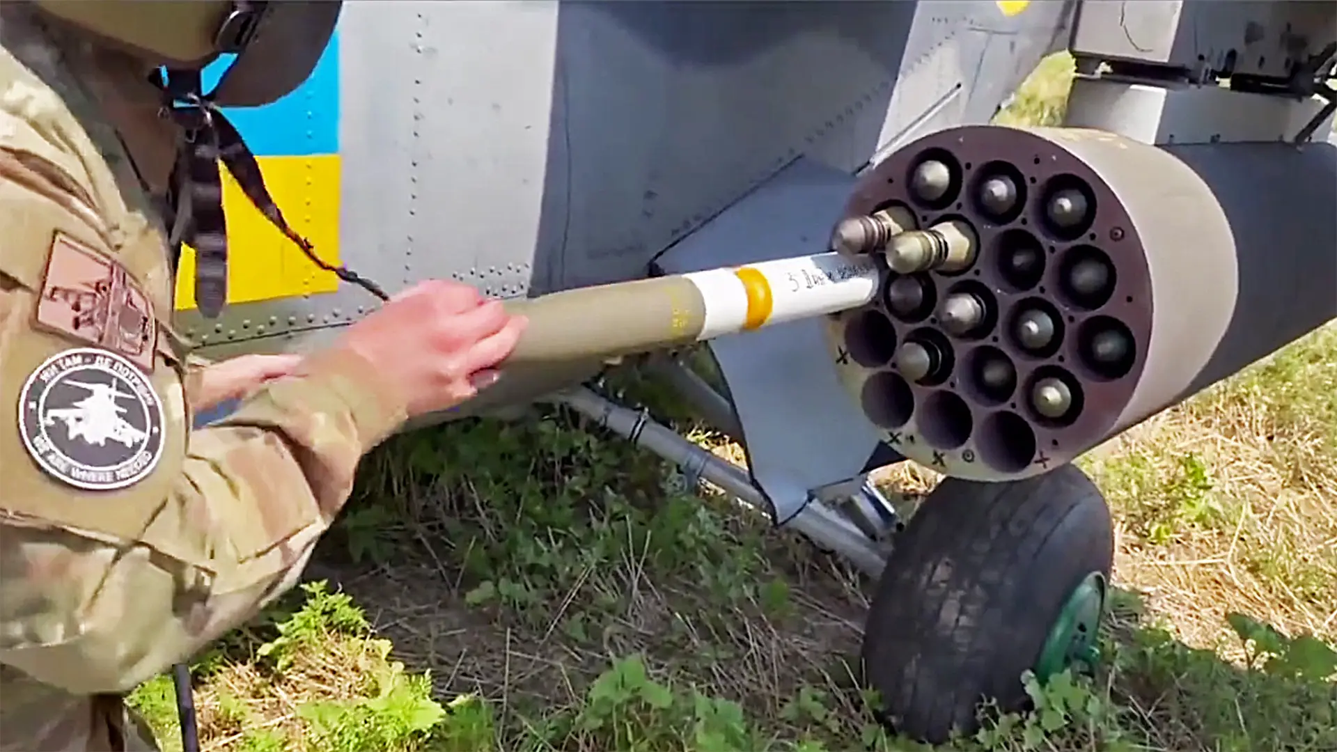 Las Fuerzas Armadas de Ucrania mostraron la carga de misiles estadounidenses Hydra en el lanzador M261 de un helicóptero Mi-24V. Las Fuerzas Armadas de Ucrania mostraron la carga de misiles estadounidenses Hydra en el lanzador M261 de un helicóptero Mi-24V.