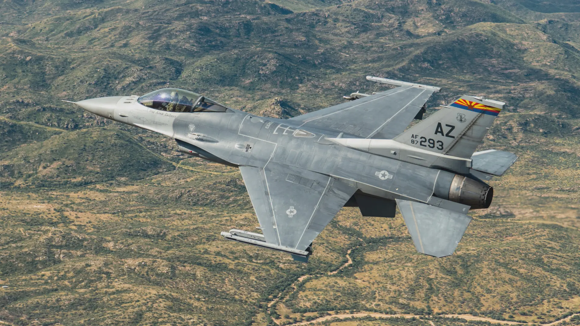 Los pilotos ucranianos de MiG-29 y Su-27 se entrenan en un simulador de F-16. El entrenamiento en cazas reales podría durar cuatro meses en lugar de un año y medio. Los pilotos ucranianos de MiG-29 y Su-27 se entrenan en un simulador de F-16. El entrenamiento en cazas reales podría durar cuatro meses en lugar de un año y medio.