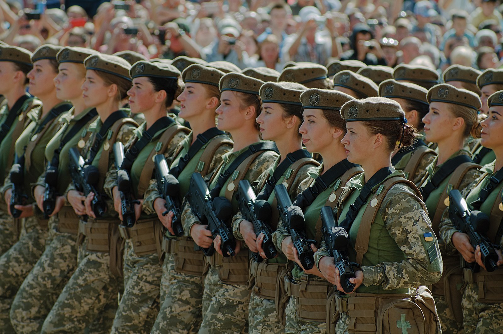 En algunas regiones de Ucrania, casi la mitad de los que desean alistarse en el ejército son mujeres En algunas regiones de Ucrania, casi la mitad de los que desean alistarse en el ejército son mujeres