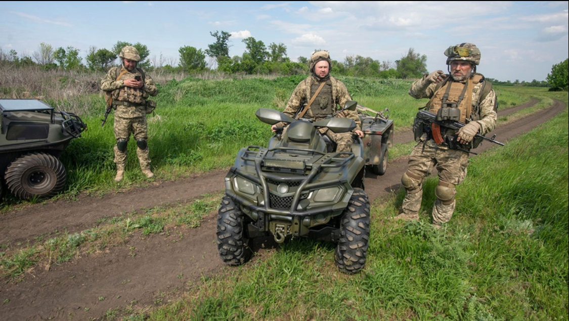 Rusia utiliza cada vez más cuatriciclos en el frente, pero sacrifica la protección Rusia utiliza cada vez más cuatriciclos en el frente, pero sacrifica la protección