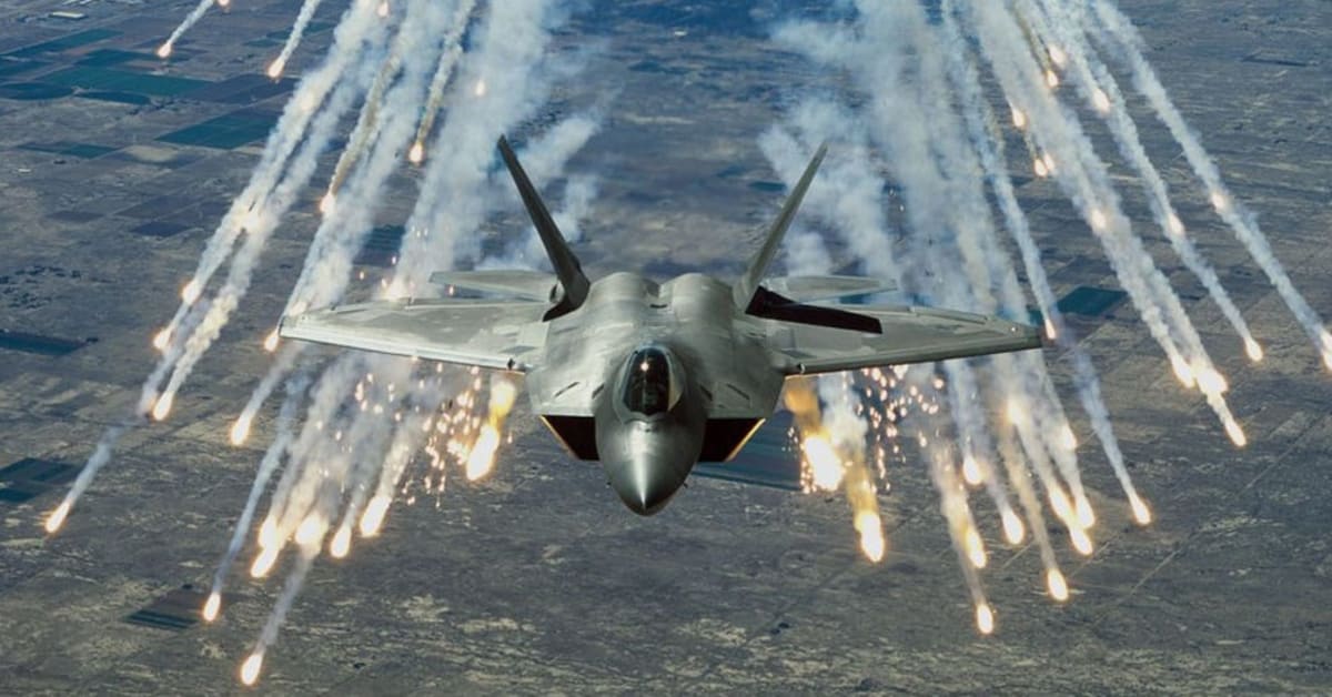 La Fuerza Aérea de EE.UU. envía un escuadrón de cazas de quinta generación F-22 Raptor a Estonia para apoyar el flanco oriental de la OTAN La Fuerza Aérea de EE.UU. envía un escuadrón de cazas de quinta generación F-22 Raptor a Estonia para apoyar el flanco oriental de la OTAN