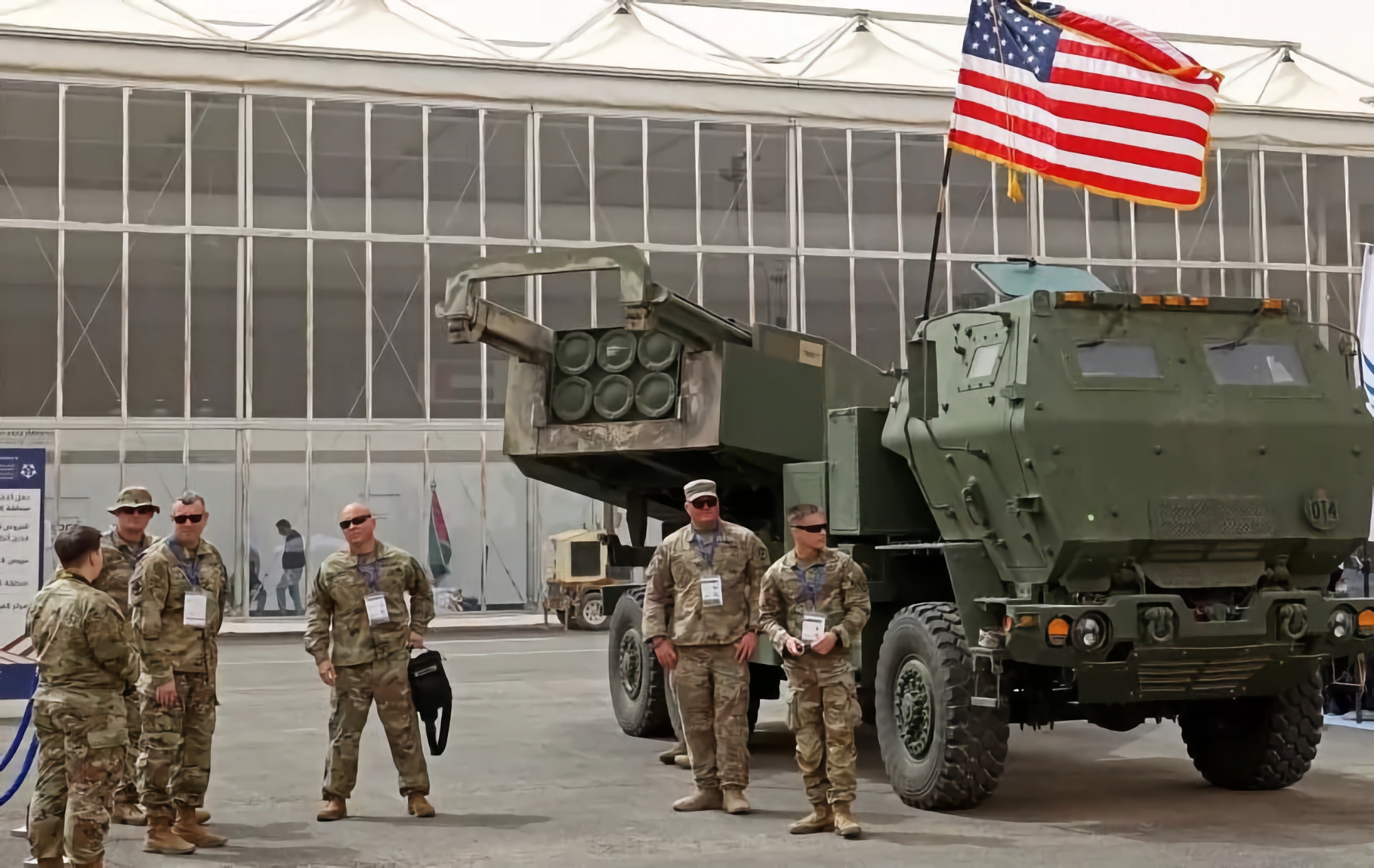 EE.UU. anunció un paquete de ayuda militar de 300 millones de dólares para Ucrania, que incluye municiones HIMARS, misiles de defensa antiaérea y sistemas antitanque AT-4. EE.UU. anunció un paquete de ayuda militar de 300 millones de dólares para Ucrania, que incluye municiones HIMARS, misiles de defensa antiaérea y sistemas antitanque AT-4.