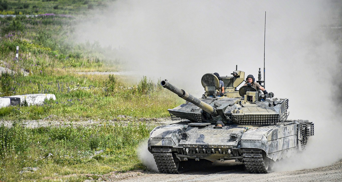 El blindaje de un tanque ruso T-90M mejorado, valorado en 5 millones de dólares, comienza a desintegrarse tras recibir el impacto de un proyectil. El blindaje de un tanque ruso T-90M mejorado, valorado en 5 millones de dólares, comienza a desintegrarse tras recibir el impacto de un proyectil.