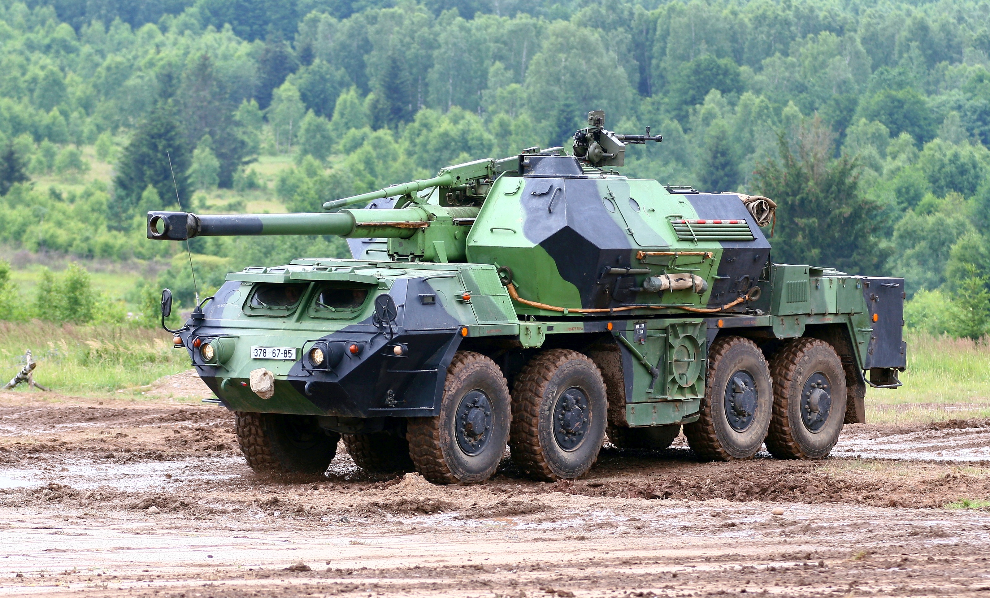 Las Fuerzas Armadas de Ucrania mostraron cómo utilizar el SAU vz.77 "Dana" de 152 mm, que está basado en el chasis Tatra y puede destruir objetivos a una distancia de hasta 20 km. Las Fuerzas Armadas de Ucrania mostraron cómo utilizar el SAU vz.77 "Dana" de 152 mm, que está basado en el chasis Tatra y puede destruir objetivos a una distancia de hasta 20 km.