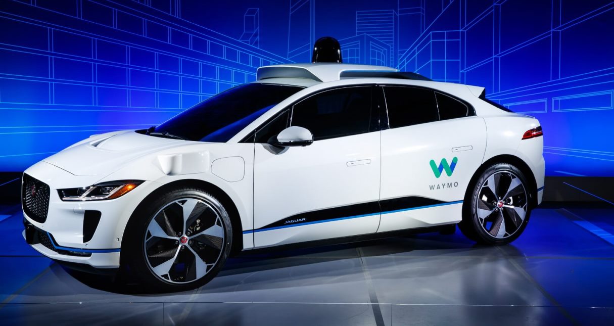 Un indigente intentó robar el coche no tripulado de Waymo en el centro de Los Ángeles Un indigente intentó robar el coche no tripulado de Waymo en el centro de Los Ángeles