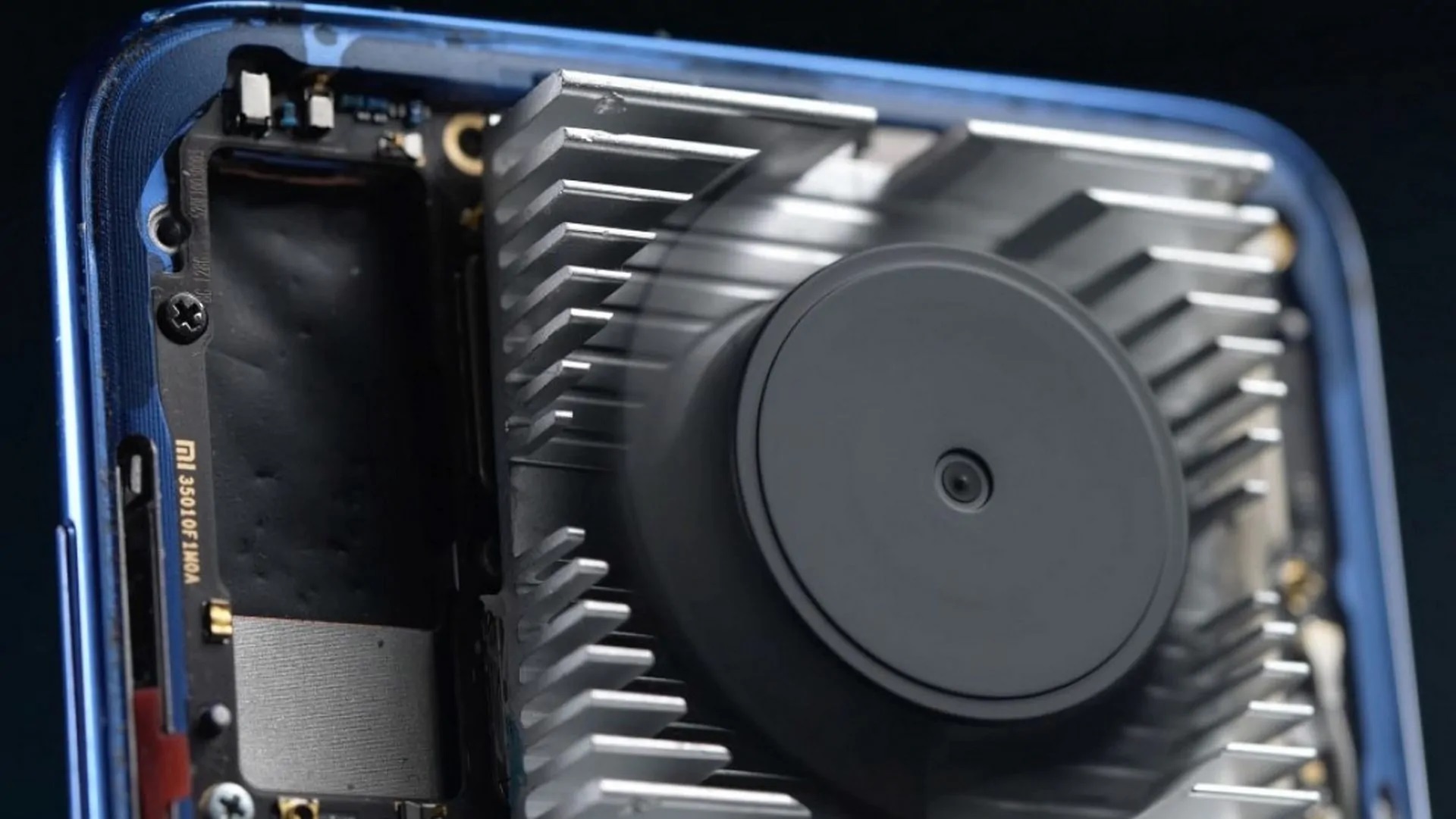 ¡Los entusiastas convirtieron un Xiaomi Mi 9 de $ 100 en un teléfono inteligente para juegos con una batería de 9900 mAh! ¡Los entusiastas convirtieron un Xiaomi Mi 9 de $ 100 en un teléfono inteligente para juegos con una batería de 9900 mAh!