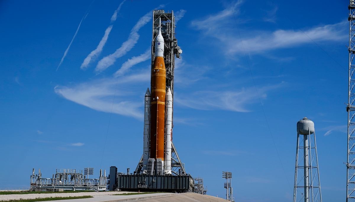 El cohete lunar del Sistema de Lanzamiento Espacial ha salido de la plataforma de lanzamiento del Centro Espacial Kennedy por cuarta vez con un lanzamiento previsto para el 14 de noviembre El cohete lunar del Sistema de Lanzamiento Espacial ha salido de la plataforma de lanzamiento del Centro Espacial Kennedy por cuarta vez con un lanzamiento previsto para el 14 de noviembre