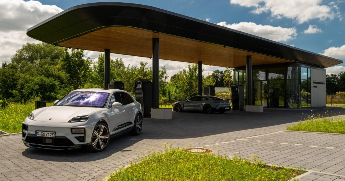 Porsche presenta un salón de carga de vanguardia para entusiastas de los vehículos eléctricos