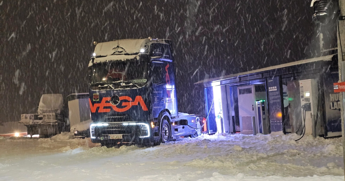 Pruebas duras para Mercedes-Benz eActros 600: El camión eléctrico cargando en una tormenta de nieve