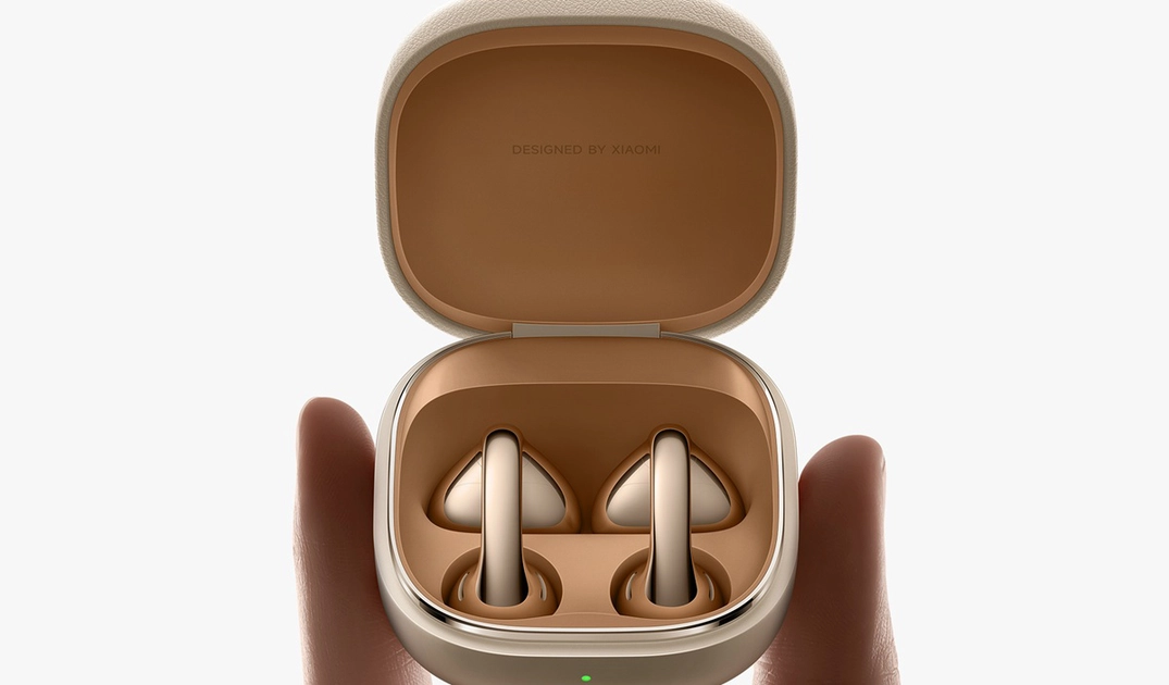 Los auriculares clip-on de Xiaomi presentan un acabado en espejo y una esfera traslúcida emisora de sonido.