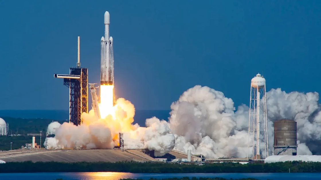 SpaceX lanza el Falcon Heavy tras 18 meses de parón con un satélite de internet para Asia-Pacífico