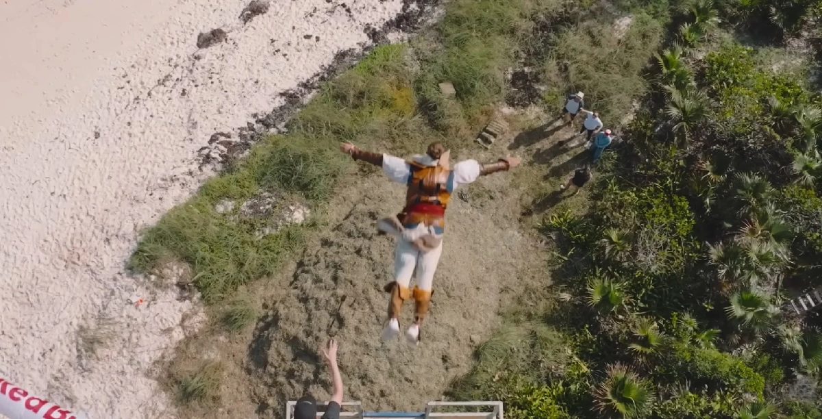 El atleta Dominic Tommasso completó el Leap of Faith desde 18,1 metros en Bahamas, sin arnés y sobre un pajar.