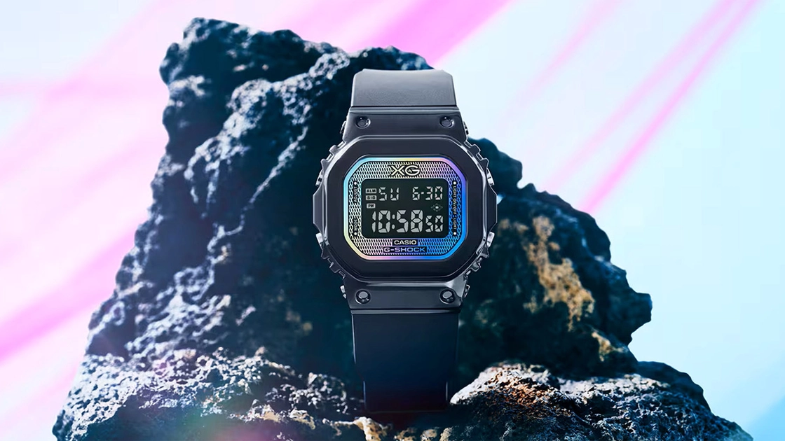 El cristal irisado de la GM-S5600XG-1 se trata individualmente, por lo que cada unidad presenta un degradado de color único.