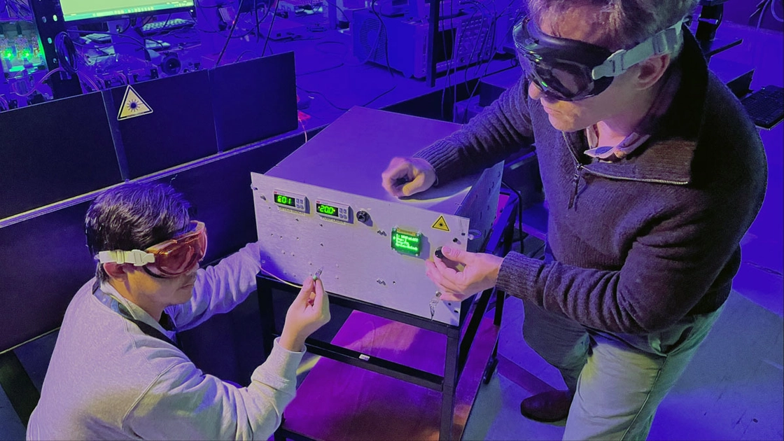 El núcleo del dispositivo: un cubo de cristal que recibe pares de fotones en direcciones opuestas y los lleva a un estado de entrelazamiento cuántico. Ilustración: CSIRO