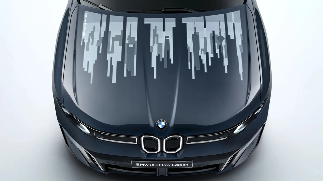 El capó del BMW iX3 Flow Edition integra paneles E Ink Prism capaces de reproducir ocho animaciones en escala de grises.