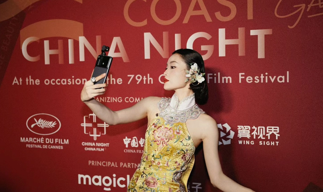 El Robot Phone de Honor en la presentación de Cannes: la cámara motorizada se despliega y sigue al sujeto de forma autónoma.