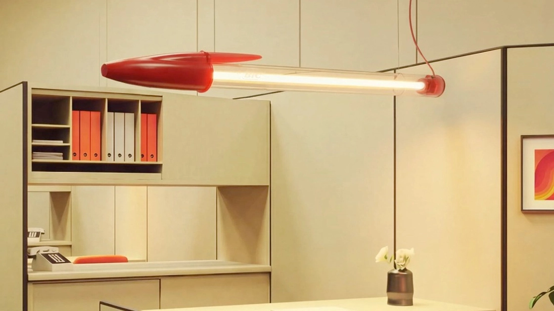 Seletti presentó la Bic Lamp — una lámpara en forma del icónico bolígrafo