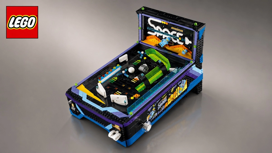 El set incluye lanzador de muelle, paletas controladoras y bumpers giratorios con temática del Espacio Clásico.